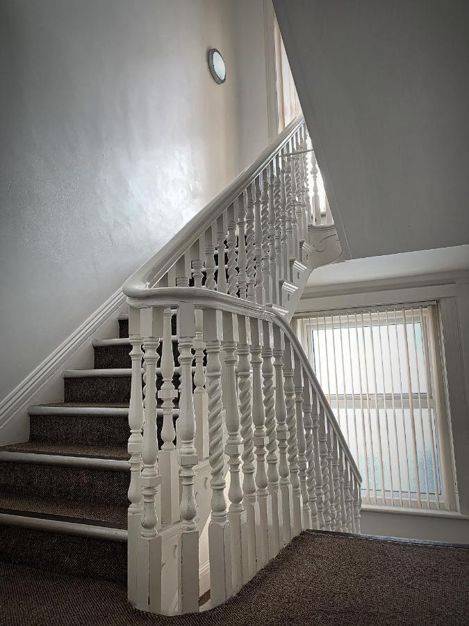 Bournemouth Beachfront Retreat 3 Bedroom 3 Bathroom Seaside B&B With Free Parking المظهر الخارجي الصورة