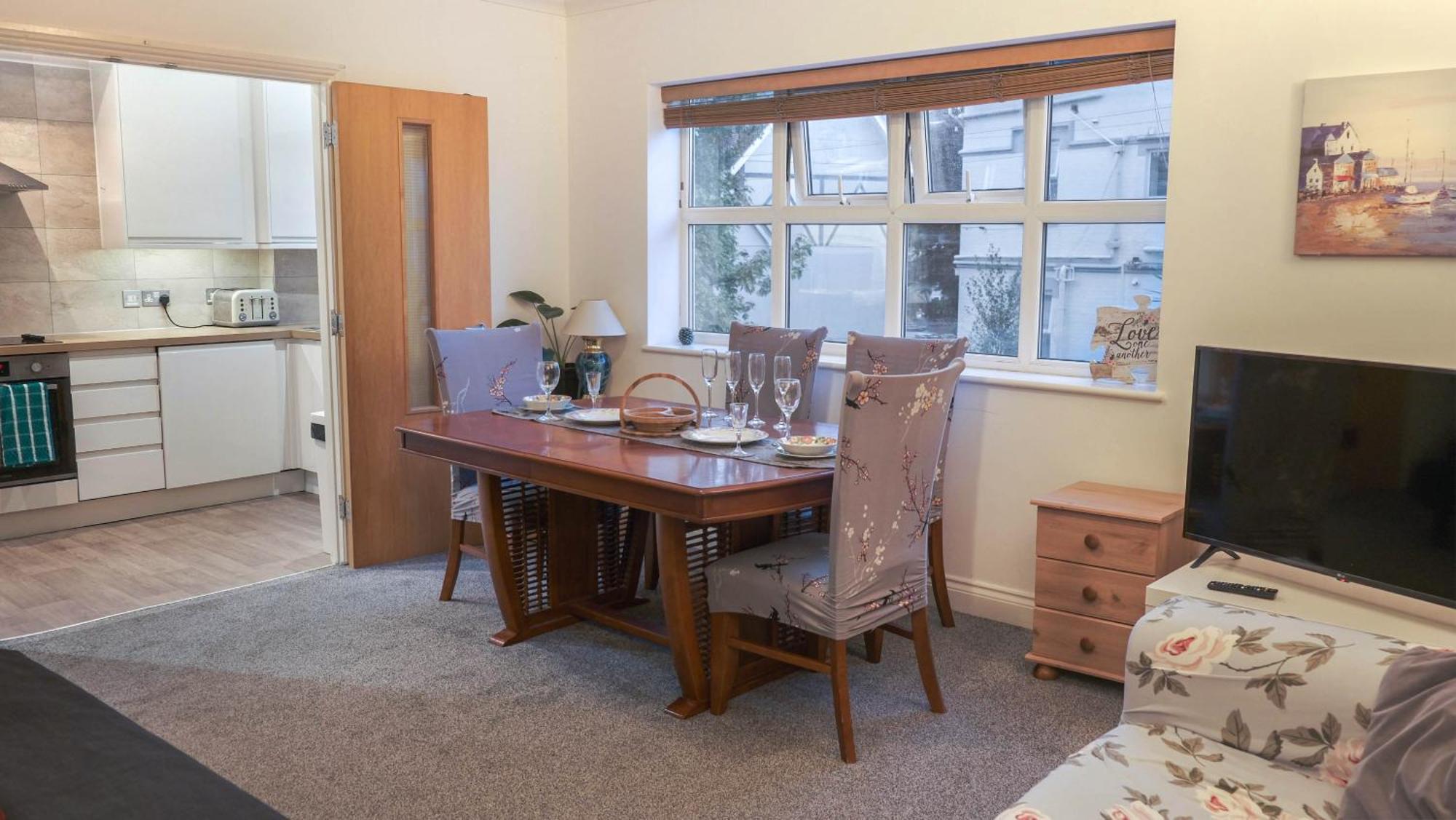Bournemouth Beachfront Retreat 3 Bedroom 3 Bathroom Seaside B&B With Free Parking المظهر الخارجي الصورة